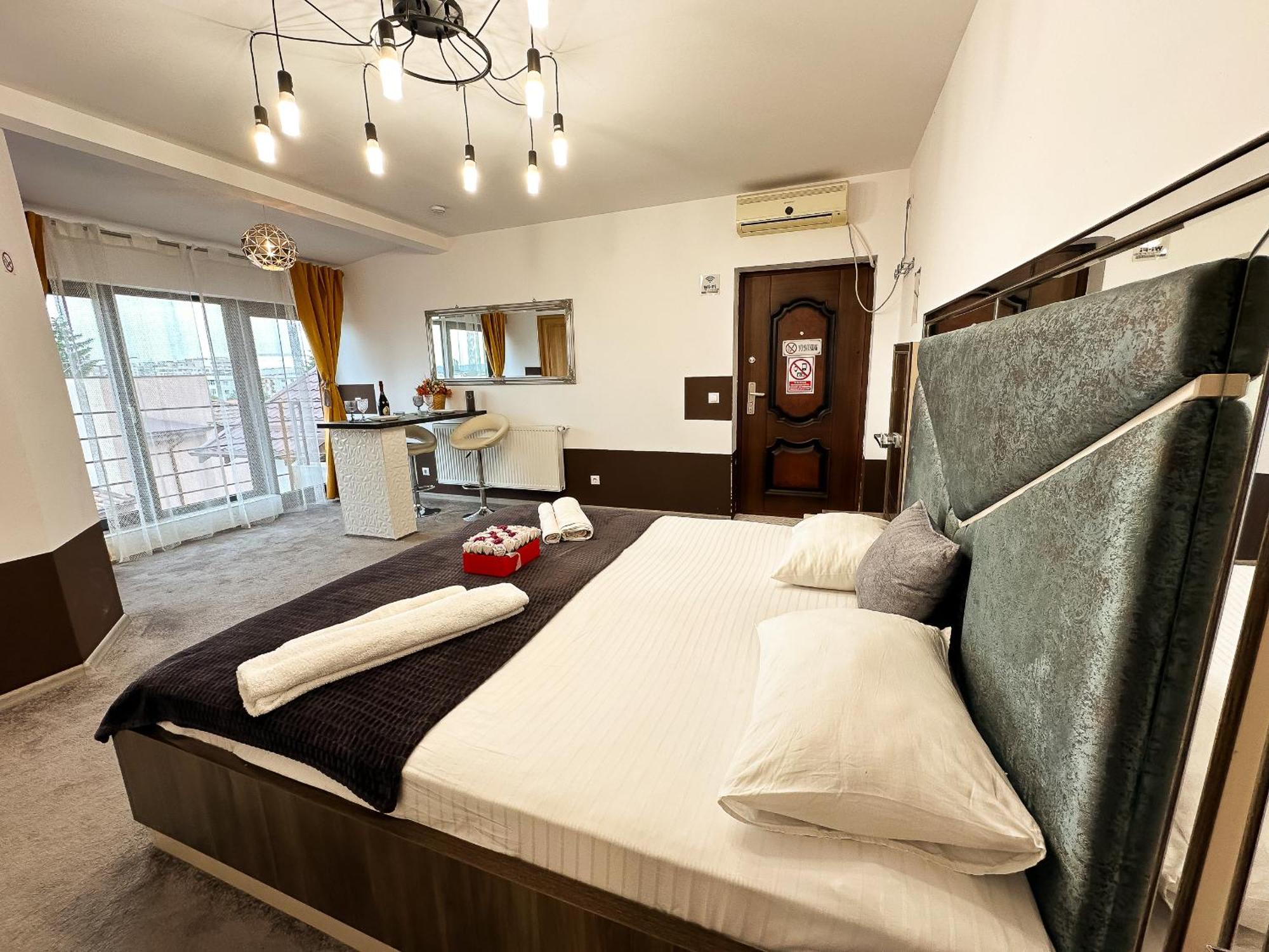 The Royal - Studio With Balcony & Panoramic View Craiova Eksteriør bilde